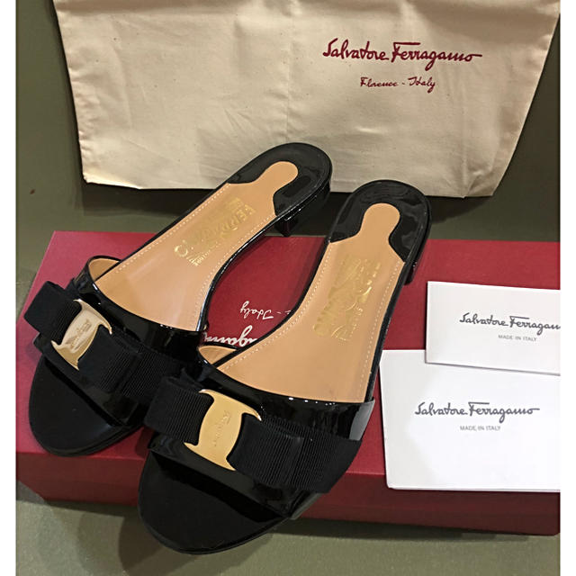 Ferragamoフェラガモリボンサンダル