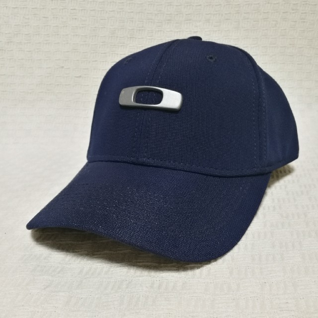 Oakley(オークリー)の新品 オークリー メタルロゴ キャップ L-XL ネイビー OAKLEY 帽子 メンズの帽子(キャップ)の商品写真