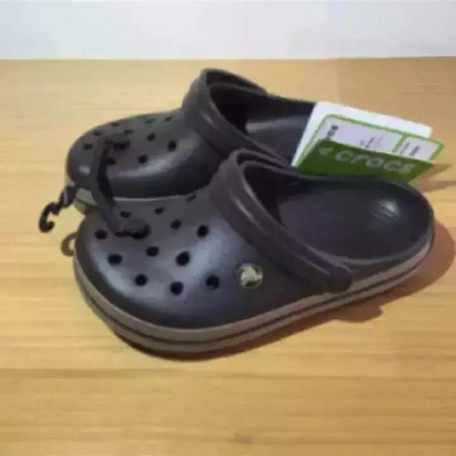 crocs(クロックス)の２２センチ 新品 クロックス エスプレッソ/カーキ《即購入可》 レディースの靴/シューズ(サンダル)の商品写真
