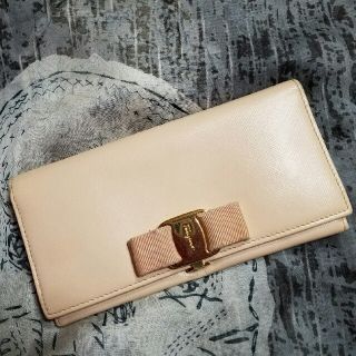 フェラガモ(Ferragamo)の【5月末まで値下げ】フェラガモ　長財布　ピンクベージュ(財布)