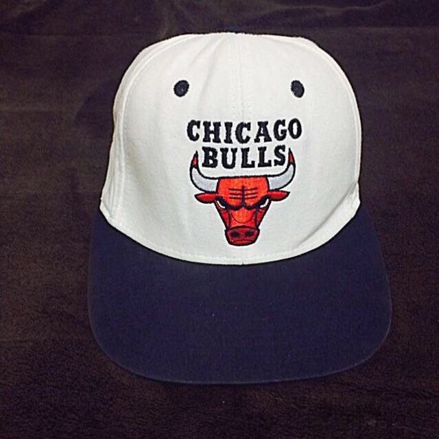 adidas(アディダス)のCHICAGO BULLS キャップ レディースの帽子(キャップ)の商品写真