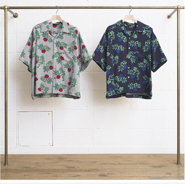 UNUSED(アンユーズド)のunused Rose Pattern Shirt. バラ柄シャツ グレー 新品 メンズのトップス(シャツ)の商品写真