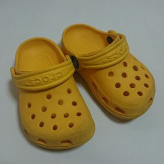 クロックス(crocs)のクロックス サンダル 13cm イエロー(サンダル)