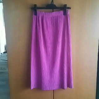 イッセイミヤケ(ISSEY MIYAKE)のイッセイミヤケ  濃いピンクのスカート(ロングスカート)