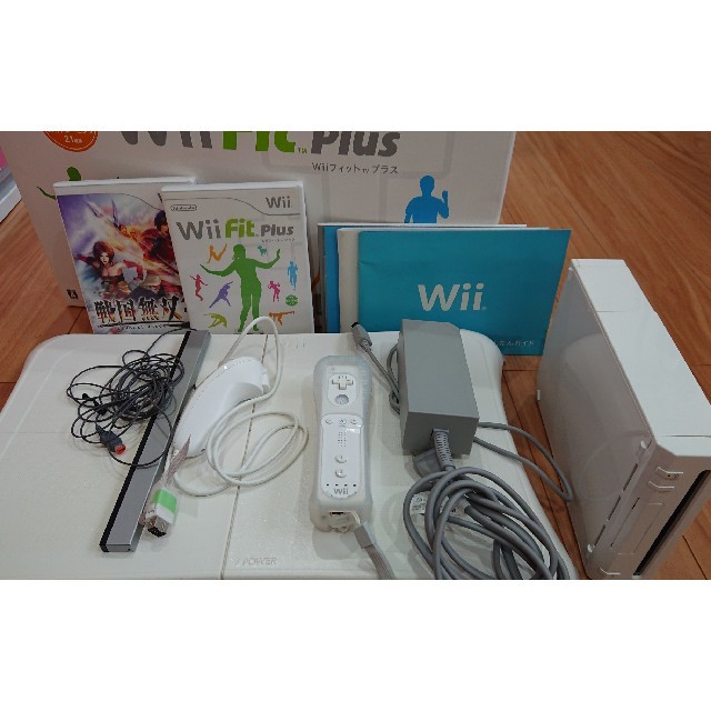 Wii(ウィー)のten様専用☆専用ソフト付！Wii Fit セット売り エンタメ/ホビーのゲームソフト/ゲーム機本体(家庭用ゲーム機本体)の商品写真