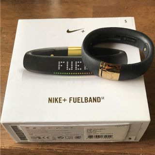 ナイキ(NIKE)のNIKE FUELBAND ナイキ フューエルバンド ブラック/ゴールド(トレーニング用品)