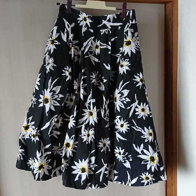 JEANASIS(ジーナシス)のジーナシス 花柄スカート レディースのスカート(ひざ丈スカート)の商品写真