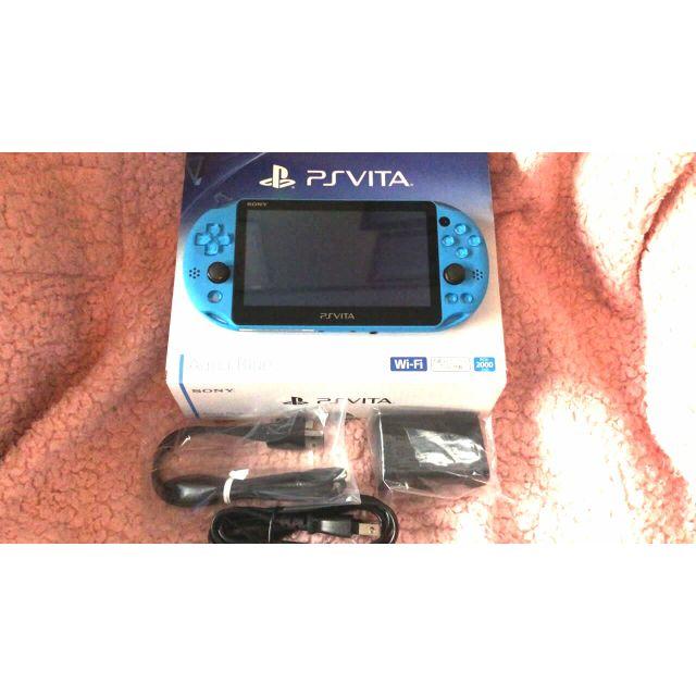 PlayStation Vita(プレイステーションヴィータ)の【中古】 PSVita 2000 アクアブルー 付属品あり エンタメ/ホビーのゲームソフト/ゲーム機本体(携帯用ゲーム機本体)の商品写真