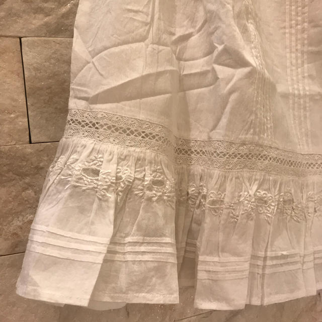 Hug O War(ハグオーワー)のハグオーワー刺繍スカート レディースのスカート(ひざ丈スカート)の商品写真