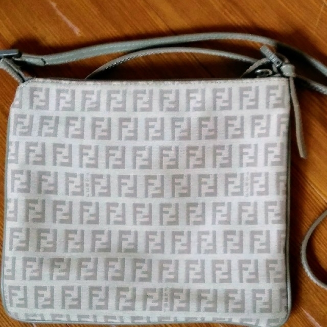 FENDI(フェンディ)のポシェット レディースのバッグ(ショルダーバッグ)の商品写真