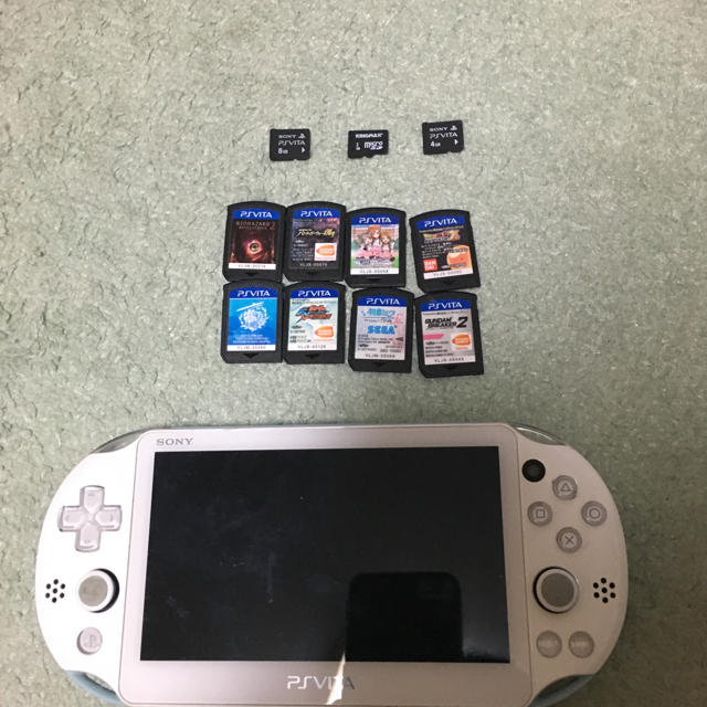 PlayStation Vita(プレイステーションヴィータ)のPSVITA＆ソフトセット＆メモリーカード エンタメ/ホビーのゲームソフト/ゲーム機本体(携帯用ゲーム機本体)の商品写真