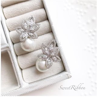 ヴェラウォン(Vera Wang)のsweet ribbon パール&リーフイヤリング(イヤリング)