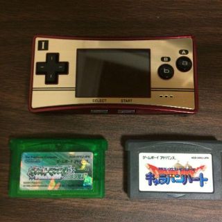 ゲームボーイミクロ本体ファミコンカラー+ﾎﾟｹﾓﾝｴﾒﾗﾙﾄﾞｷｬﾗﾊﾞﾝﾊｰﾄ(家庭用ゲーム機本体)