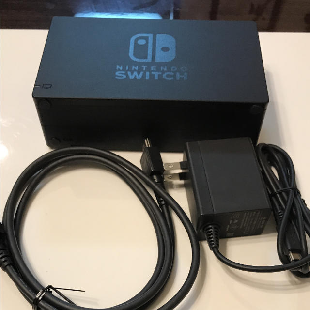Nintendo Switch(ニンテンドースイッチ)の美品 任天堂 SWITCH ドッグ ACアダプター HDMIケーブル セット エンタメ/ホビーのゲームソフト/ゲーム機本体(家庭用ゲーム機本体)の商品写真
