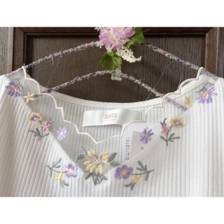 トッコ(tocco)のtocco closet【今季新品】チュール刺繍スカラップネックリブカットソー(カットソー(半袖/袖なし))