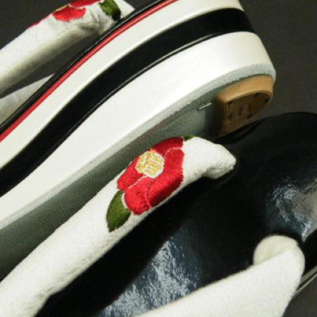 振袖用　草履 単品（黒×白椿）かかと高 ハイヒール 〈新品〉　 レディースの靴/シューズ(下駄/草履)の商品写真
