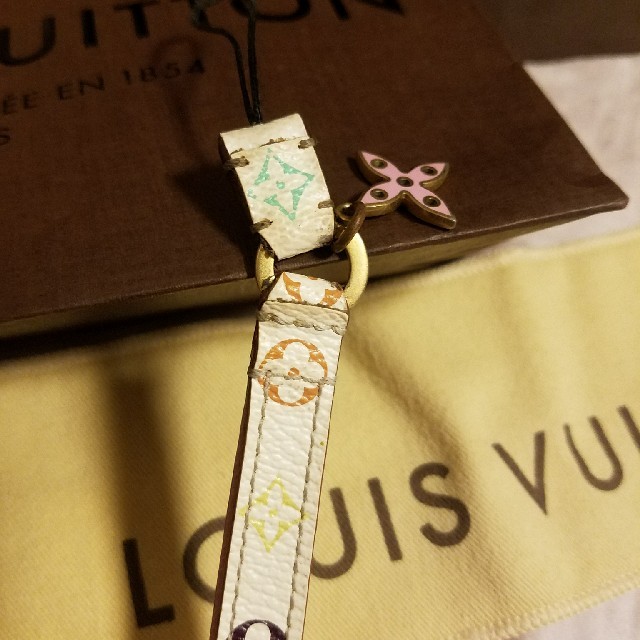 LOUIS VUITTON(ルイヴィトン)のLouis Vuitton ストラップ　白 スマホ/家電/カメラのスマホアクセサリー(ストラップ/イヤホンジャック)の商品写真