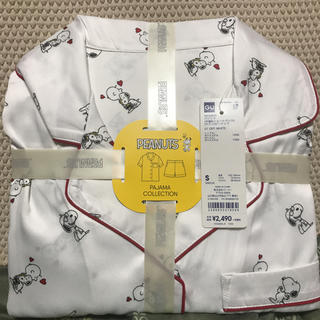 ジーユー(GU)のGUサテンパジャマ半袖ショートパンツスヌーピー柄ホワイト(パジャマ)