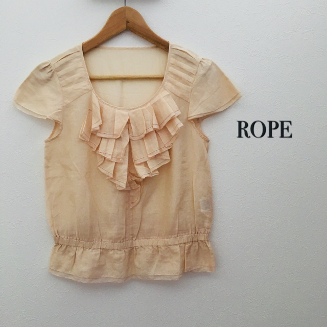 ROPE’(ロペ)の【美品】ROPE' ロペ シルク混 胸元フリル半袖ブラウス レディースのトップス(シャツ/ブラウス(半袖/袖なし))の商品写真