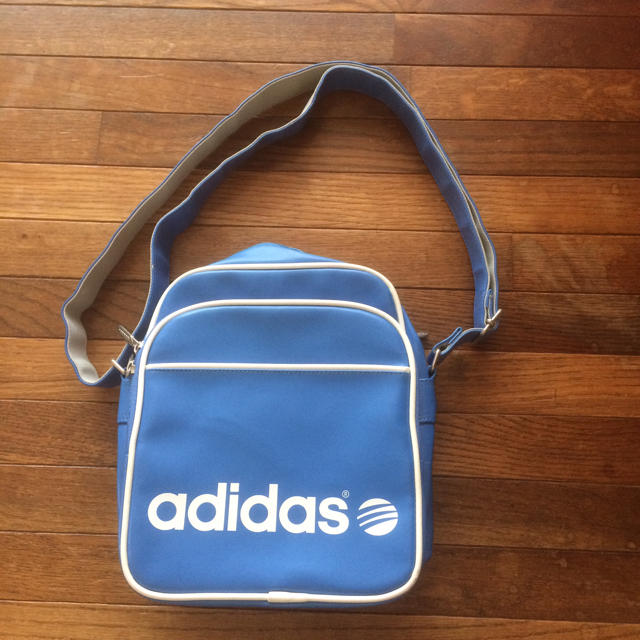 adidas(アディダス)のadidas   ショルダーバック  ２３×２８cm メンズのバッグ(ショルダーバッグ)の商品写真