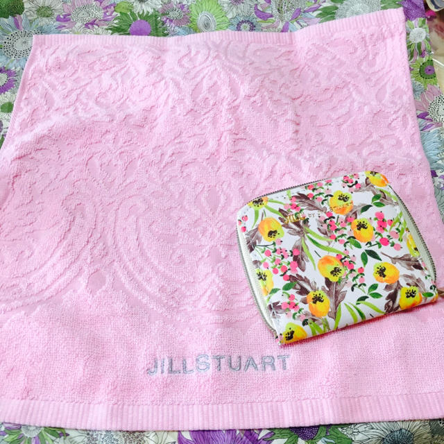 JILLSTUART(ジルスチュアート)の新品未使用♡ジルスチュアート 二つ折り財布&ハンドタオル 2点セット インテリア/住まい/日用品の日用品/生活雑貨/旅行(タオル/バス用品)の商品写真