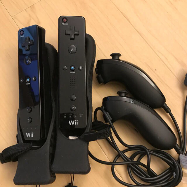 Wii(ウィー)の任天堂Wii ブラック 美品ソフト15本 コントローラ４本セット エンタメ/ホビーのゲームソフト/ゲーム機本体(家庭用ゲーム機本体)の商品写真
