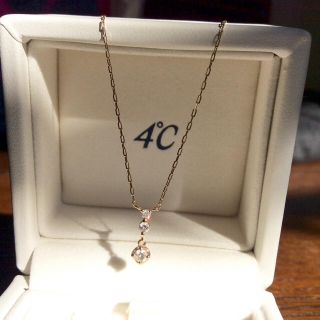 ヨンドシー(4℃)の美品！4°C 10K 3連ダイヤモンドネックレス(ネックレス)