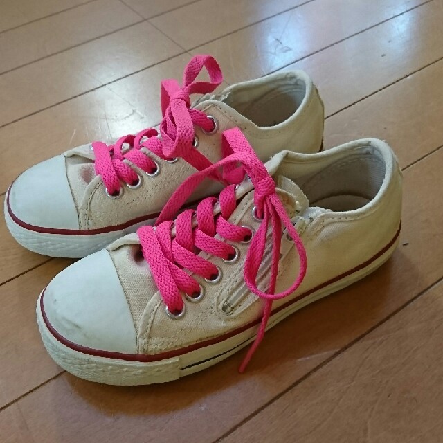 CONVERSE(コンバース)のコンバース19㎝ オフホワイト×紐ピンク キッズ/ベビー/マタニティのキッズ靴/シューズ(15cm~)(スニーカー)の商品写真
