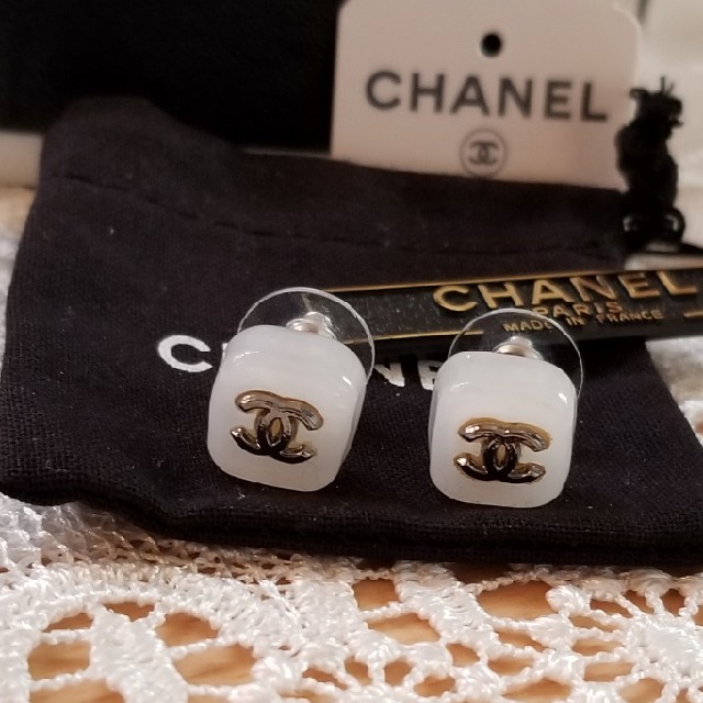 CHANEL シャネルピアス クリスタルホワイト国内シャネル正規店購入 CHANEL シャネルピアス クリスタルホワイト国内シャネル正規店購入