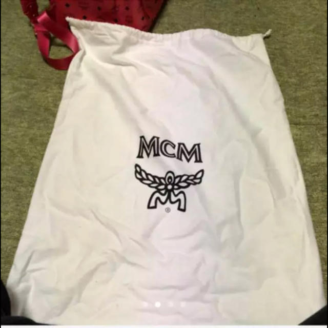 MCM(エムシーエム)のMCM リュック バッグ レッド ピンク レディースのバッグ(リュック/バックパック)の商品写真