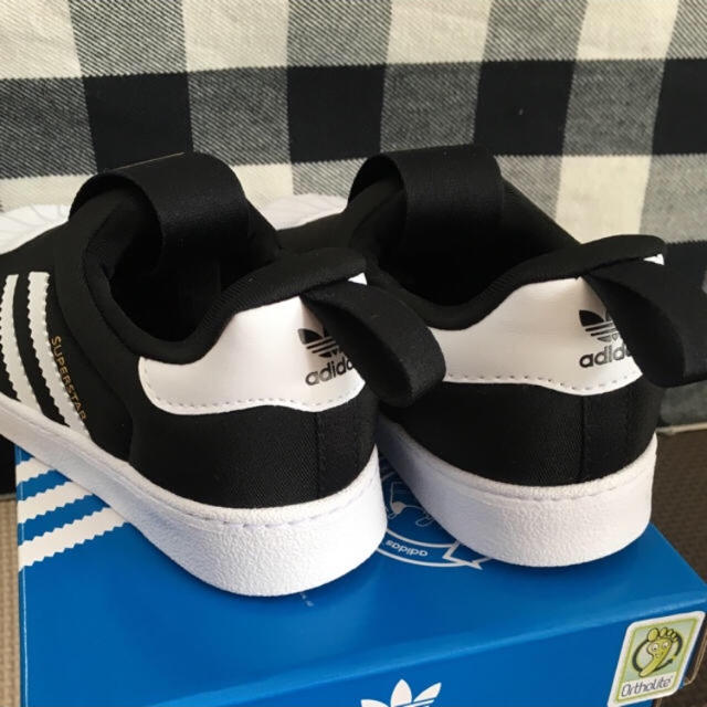 adidas(アディダス)のchae様【新品】adidasスーパースタースニーカー（ブラック:15〜16㎝） キッズ/ベビー/マタニティのキッズ靴/シューズ(15cm~)(スニーカー)の商品写真