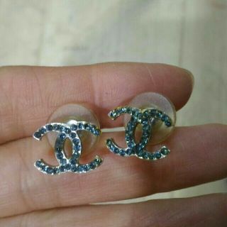 CHANEL - 最終お値下げ!シャネルブルーラインストーンピアスの通販 by