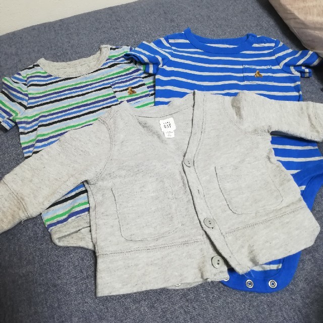 babyGAP(ベビーギャップ)の[riri様]babyGAP半袖ロンパース2枚、babyGAPカーディガン キッズ/ベビー/マタニティのベビー服(~85cm)(ロンパース)の商品写真