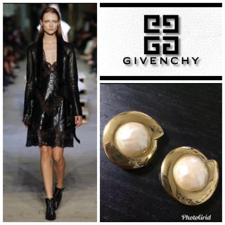 ジバンシィ(GIVENCHY)の51 GIVENCHY ボタン パール ゴールド ゴージャス イヤリング(イヤリング)