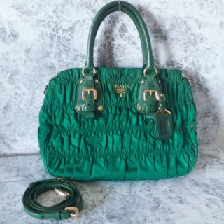 プラダ(PRADA)の美品 プラダ シャーリング フリル ハンドバッグ  ストラップ付 ナイロン (ハンドバッグ)