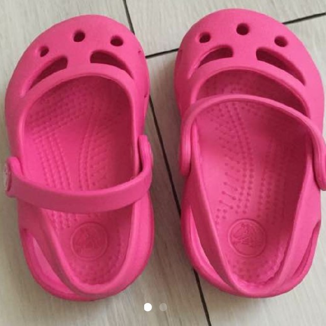 crocs(クロックス)のクロックス★キッズ★C4★ピンク キッズ/ベビー/マタニティのベビー靴/シューズ(~14cm)(サンダル)の商品写真