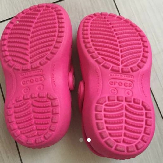 crocs(クロックス)のクロックス★キッズ★C4★ピンク キッズ/ベビー/マタニティのベビー靴/シューズ(~14cm)(サンダル)の商品写真