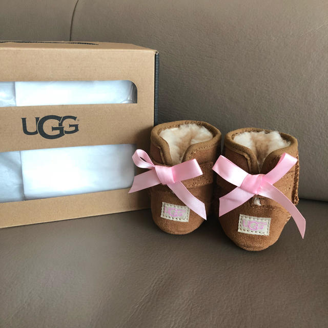 UGG(アグ)のUGG <新品> ベイリーボウベビームートンブーツ 0/1 キッズ/ベビー/マタニティのベビー靴/シューズ(~14cm)(ブーツ)の商品写真