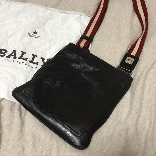 Bally(バリー)の【BALLY】定番ショルダーバッグ_チョコレート×レッド(ブラウン) レディースのバッグ(ショルダーバッグ)の商品写真