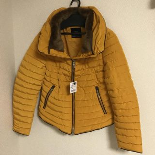 ザラ(ZARA)の【ZARA basic】新品未使用 ボア付きショート丈ダウン イエロー M(ダウンジャケット)