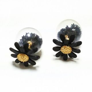 カワイイ(cawaii)の2way 黒マーガレット＆星屑ドームピアス(ピアス)