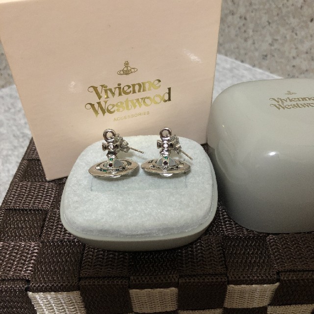 Vivienne Westwood(ヴィヴィアンウエストウッド)のＶｉｖｉｅｎｎｅ Ｗ ｅｓｔｗｏｏｄ  タイニーオーブピアス(未使用品）② レディースのアクセサリー(ピアス)の商品写真