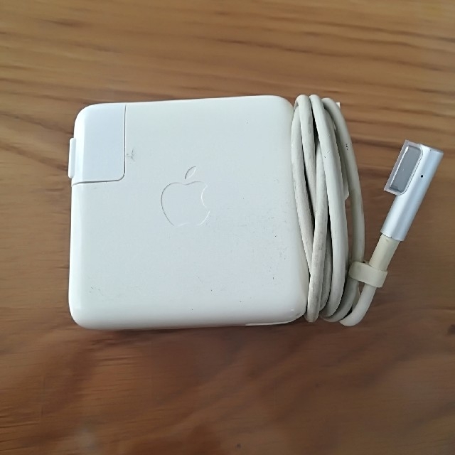 Mac (Apple)(マック)の60W MagSafe 電源アダプタ (L 字コネクタ付き) スマホ/家電/カメラのPC/タブレット(PC周辺機器)の商品写真
