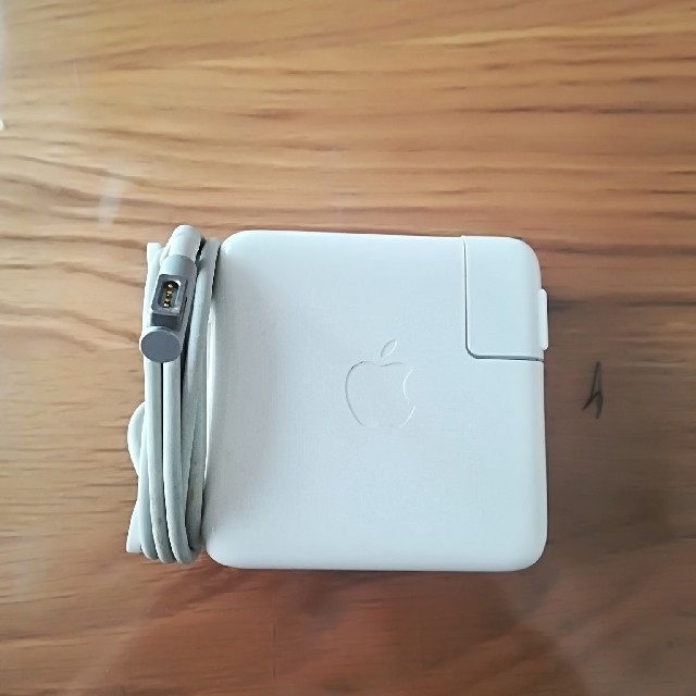 Mac (Apple)(マック)の60W MagSafe 電源アダプタ (L 字コネクタ付き) スマホ/家電/カメラのPC/タブレット(PC周辺機器)の商品写真