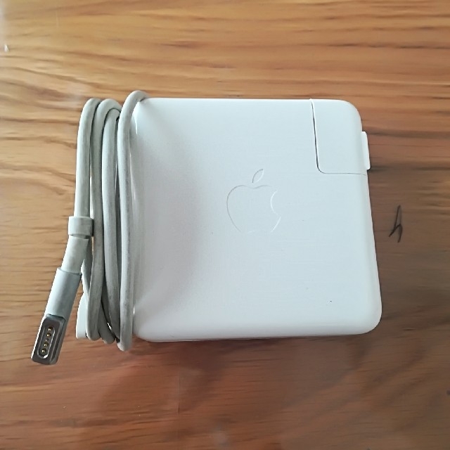 Mac (Apple)(マック)の85W MagSafe 電源アダプタ (L 字コネクタ付き) スマホ/家電/カメラのPC/タブレット(PC周辺機器)の商品写真