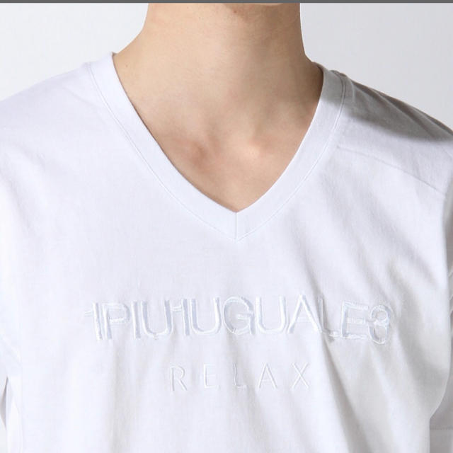 1piu1uguale3(ウノピゥウノウグァーレトレ)の1PIU1UGUALE3 ウノピゥウノウグァーレトレ 刺繍ロゴVネックTシャツ メンズのトップス(Tシャツ/カットソー(半袖/袖なし))の商品写真
