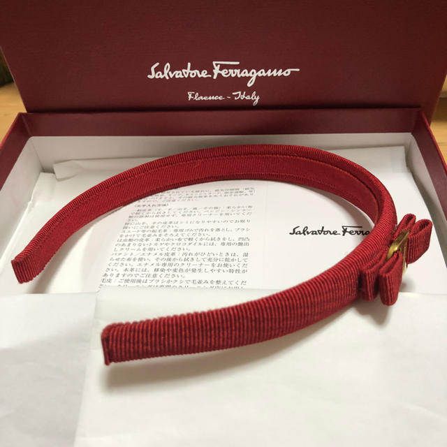 Salvatore Ferragamo(サルヴァトーレフェラガモ)のmana様専用 フェラガモ カチューシャ赤 レッド レディースのヘアアクセサリー(カチューシャ)の商品写真