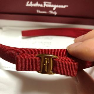 サルヴァトーレフェラガモ(Salvatore Ferragamo)のmana様専用 フェラガモ カチューシャ赤 レッド(カチューシャ)