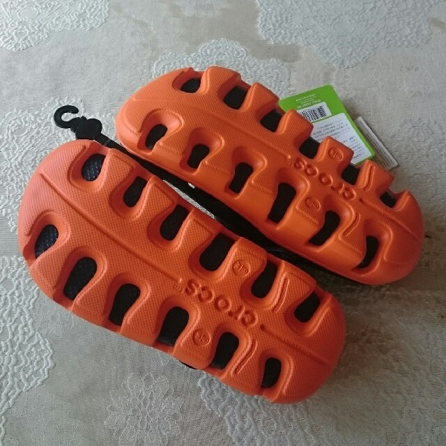 crocs(クロックス)のクロックス、24cm、新品未使用 キッズ/ベビー/マタニティのキッズ靴/シューズ(15cm~)(サンダル)の商品写真