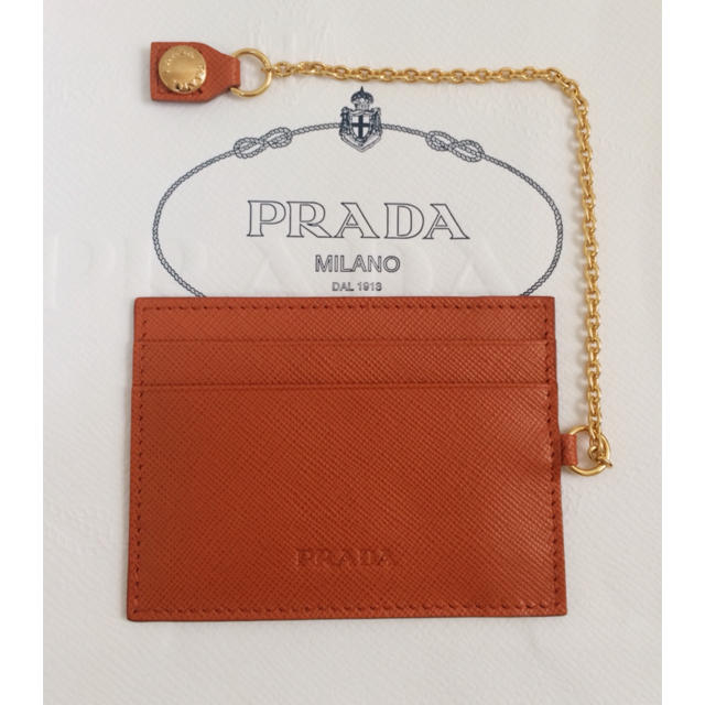 PRADA(プラダ)のプラダ 新品未使用 パスケース カードケース 定期入れ 新色 レディースのファッション小物(名刺入れ/定期入れ)の商品写真